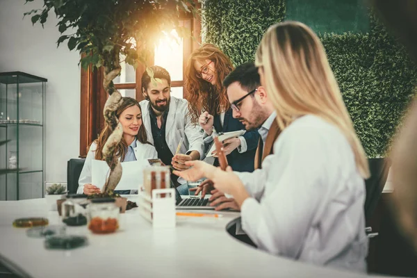 Grupp Biologen Kolleger Intar Experiment Groddar Och Kontrollera Analys Prov — Stockfoto