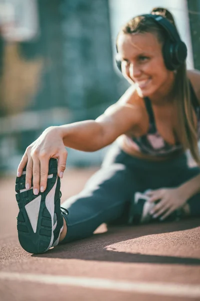 Corredor Femenina Joven Con Auriculares Haciendo Ejercicio Estiramiento Preparándose Para —  Fotos de Stock