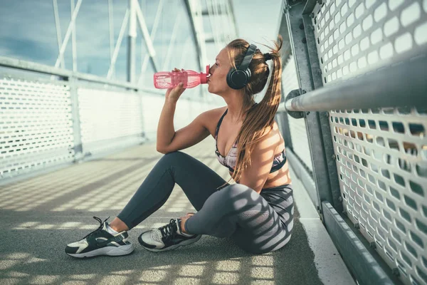 Jovem Mulher Fitness Descansando Após Duro Treinamento Ponte Rio Água — Fotografia de Stock