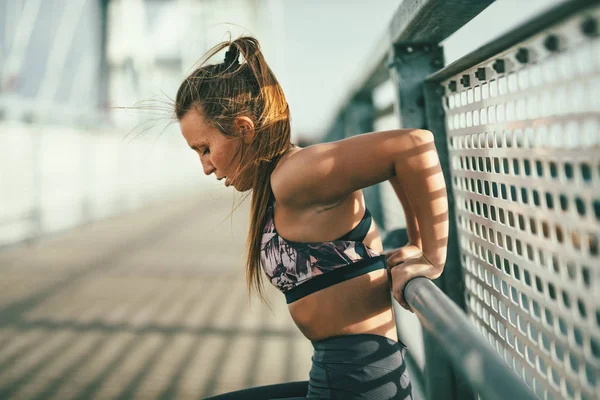 Fitness Mladá Žena Která Dělá Tvrdé Cvičení Mostě Přes Řeku — Stock fotografie