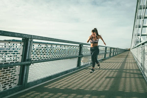 Ajuste Muscular Joven Corredor Corriendo Puente Del Río —  Fotos de Stock