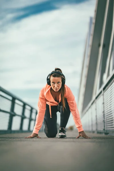 Joven Mujer Deportiva Con Auriculares Preparándose Para Correr Por Mañana —  Fotos de Stock