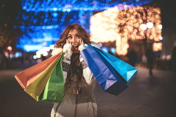 Jovem Com Sacos Compras Coloridos Divertindo Rua Cidade Época Natal — Fotografia de Stock