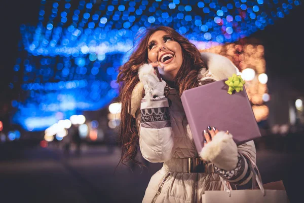 Jovem Mulher Segurando Presente Rua Cidade Tempo Natal — Fotografia de Stock