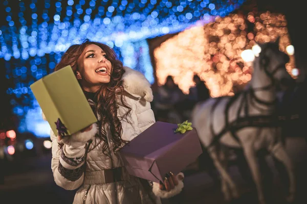 Молодая Женщина Подарками Городской Улице Рождество — стоковое фото