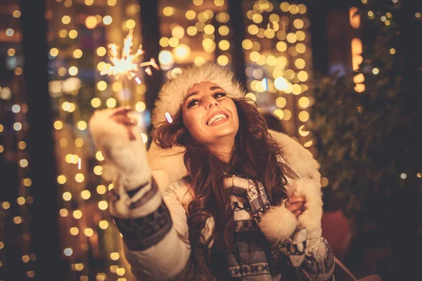 Jovem Com Sparkler Divertindo Véspera Natal Rua Cidade — Fotografia de Stock