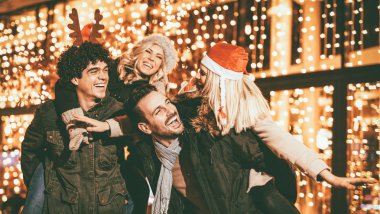 Neşeli mutlu çiftler Noel akşam şehir alışveriş merkezinde eğleniyor