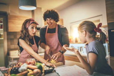 Mutlu anne ile kızı hazırlanıyor sağlıklı yemek mutfakta 
