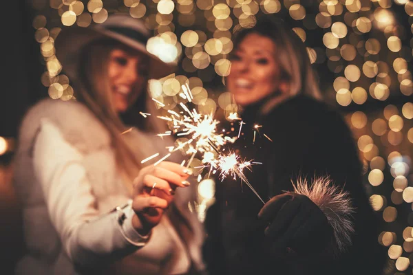 Young Friends Sparklers Having Fun Enjoying City Street Night Christmas — Stock Photo, Image