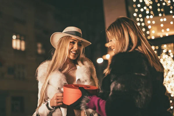 Young Female Friends Celebrating Christmas City Street — Stock Photo, Image
