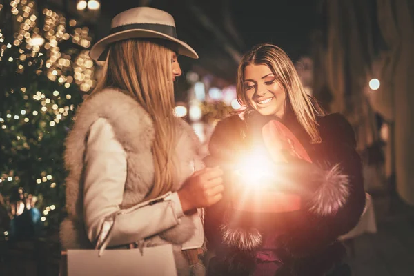 Young Female Friends Celebrating Christmas City Street — Stock Photo, Image