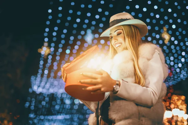 Mujer Joven Abriendo Rojo Presente Calle Ciudad Tiempo Navidad —  Fotos de Stock