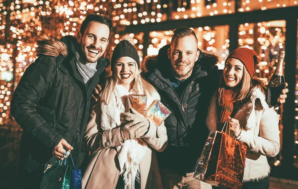 Groupe Jeunes Amis Amusant Dans Rue Ville Soir Noël — Photo