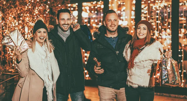 Neşeli arkadaşları şehirde yılbaşı gecesini sokak eğleniyor