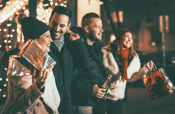 Group Young Friends Having Fun City Street Christmas Evening — Stock Photo, Image