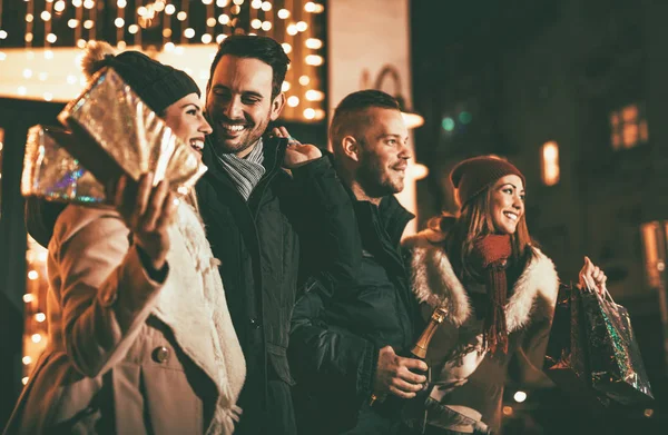 Grup Genç Arkadaşlar City Noel Akşam Sokak Eğleniyor — Stok fotoğraf