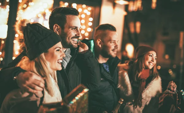 Group Young Friends Having Fun City Street Christmas Evening — Stock Photo, Image