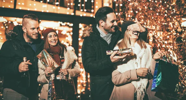 Man Giving Present Girlfriend Friends Standing Shopping Bags Boxes — Stock Photo, Image