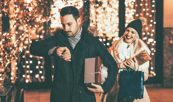 Heureux Couple Amoureux Profiter Shopping Noël Ensemble Dans Soirée Vacances — Photo
