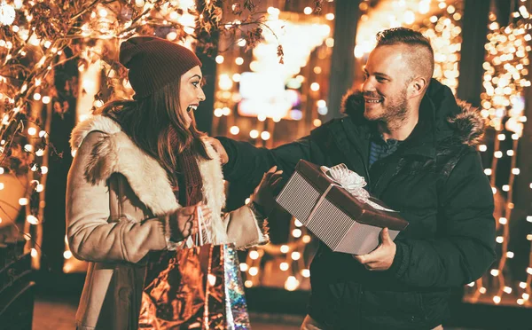 Jeune Couple Joyeux Célébrant Noël Dans Rue Ville Donnant Des — Photo