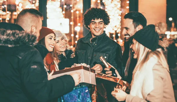 Cheerful Young Friends Having Fun Christmas Outdoor Party City Street — Stock Photo, Image