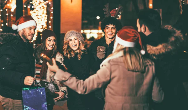 Giovani Amici Allegri Che Celebrano Natale Sulle Strade Della Città — Foto Stock