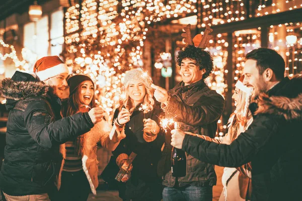 Jovens Amigos Alegres Divertindo Com Faíscas Noite Natal — Fotografia de Stock