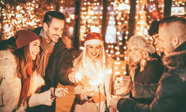 Grupo Amigos Alegres Com Faíscas Desfrutando Noite Natal — Fotografia de Stock