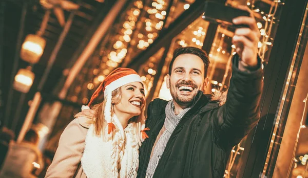 Pareja feliz disfrutar de compras — Foto de Stock