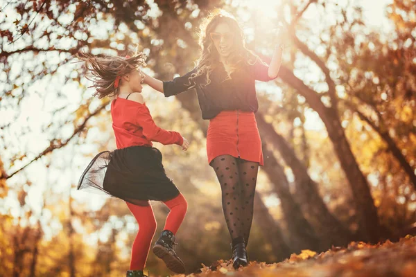 Joven Madre Con Estilo Con Hija Caminando Cálido Bosque Otoño — Foto de Stock