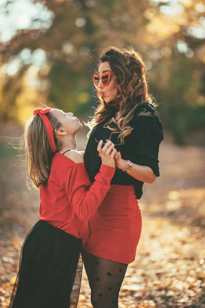 Junge Stilvolle Mutter Mit Tochter Spaziert Warmen Herbstwald Bei Sonnenuntergang — Stockfoto