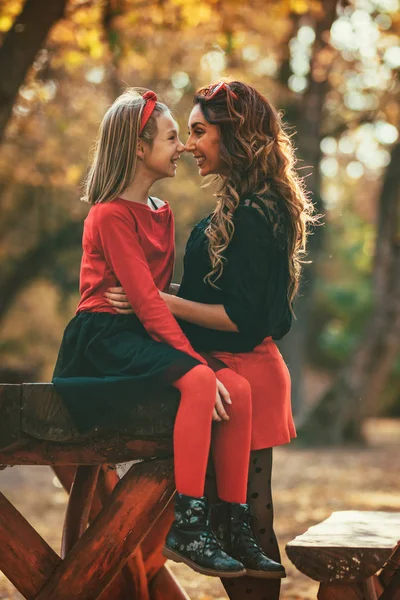 Ung Snygg Mamma Och Lycklig Dotter Kul Höst Skog Vid — Stockfoto