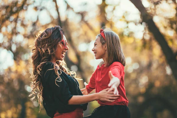 Junge Stilvolle Mutter Und Glückliche Tochter Haben Spaß Herbstlichen Wald — Stockfoto