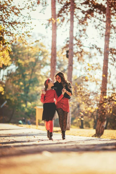 Молодая Стильная Мать Счастливая Дочь Веселятся Осеннем Лесу Закате — стоковое фото