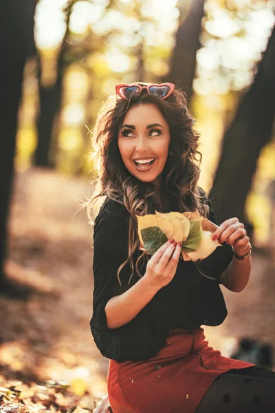 Mladá Žena Těší Drží Zlatožluté Listy Slunném Podzimním Lese — Stock fotografie