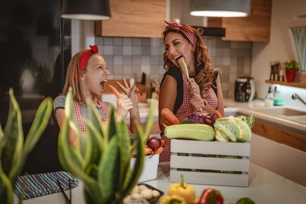 Feliz Madre Hija Divirtiéndose Hacer Comida Saludable Cocina Casera — Foto de Stock