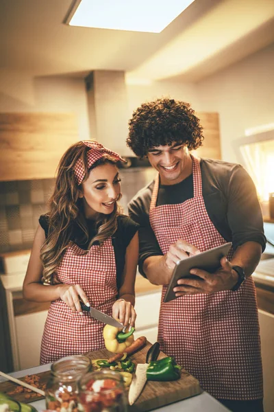 Junges Glückliches Paar Bereitet Gesunde Mahlzeit Der Küche — Stockfoto