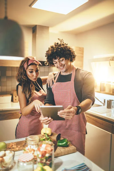 Junges Glückliches Paar Bereitet Gesunde Mahlzeit Der Küche — Stockfoto