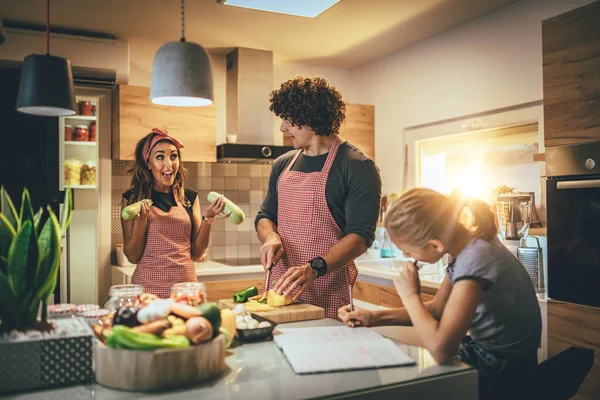 Pais Felizes Com Filha Preparando Refeição Saudável Cozinha — Fotografia de Stock