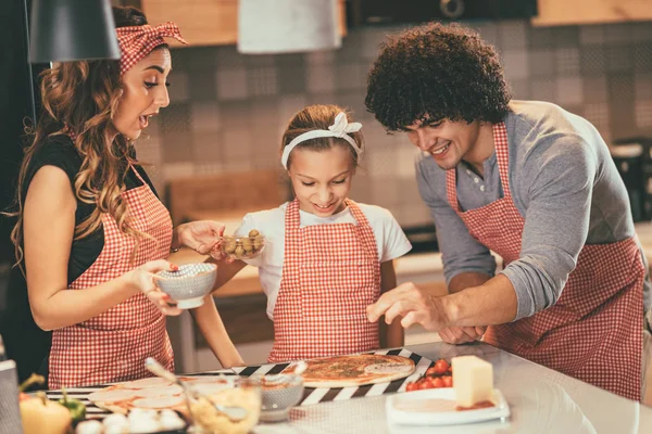 Νεαρή Οικογένεια Κόρη Μαγείρεμα Πίτσα Στην Κουζίνα Στο Σπίτι — Φωτογραφία Αρχείου