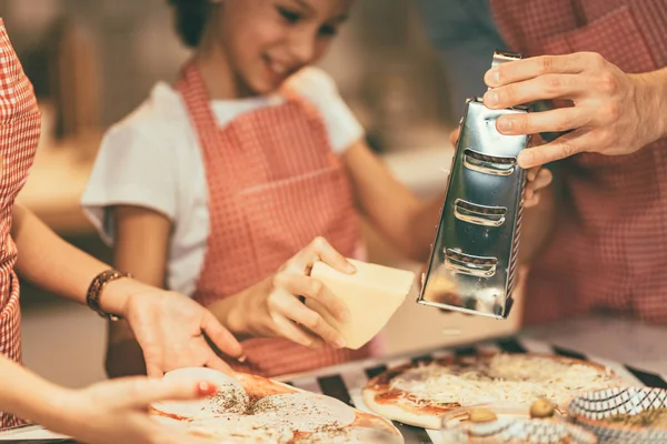 Vista Próxima Jovem Família Com Filha Cozinhando Pizza Queijo Cozinha — Fotografia de Stock