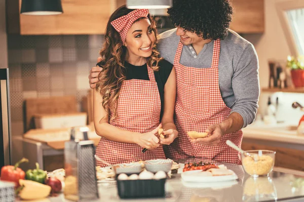 Young Couple Making Pizza Kitchen — Stock Photo, Image