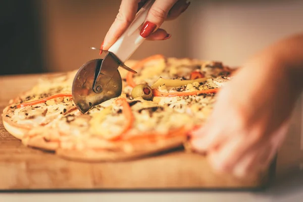 Zavřít Pohled Žena Řezání Čerstvé Domácí Pizza — Stock fotografie