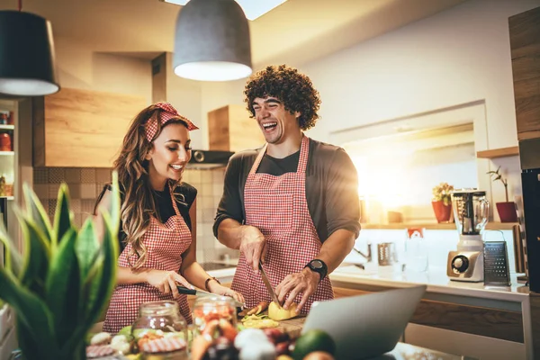 Jovem Casal Feliz Preparando Refeição Saudável Cozinha Imagens De Bancos De Imagens