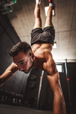 uygun egzersiz çapraz amut egzersiz garaja-, Kas Genç adam. Arkadan Görünüş.