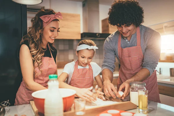 Jonge Ouders Met Dochter Deeg Voorbereiden Muffins Keuken — Stockfoto