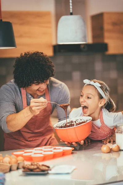 Pai Feliz Filha Preparando Biscoitos Juntos Cozinha — Fotografia de Stock