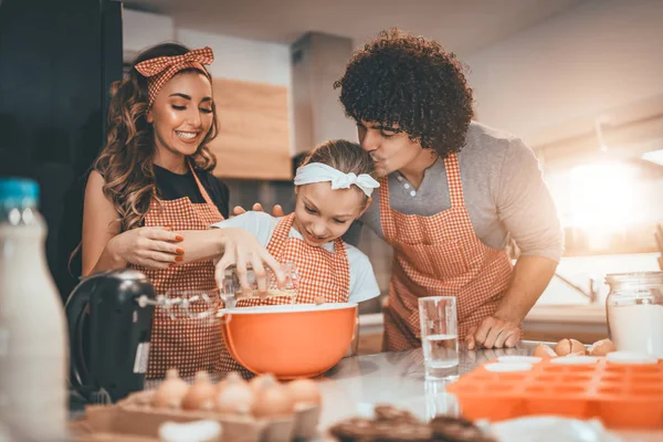 Padres Jóvenes Con Hija Preparando Masa Para Magdalenas Cocina — Foto de Stock