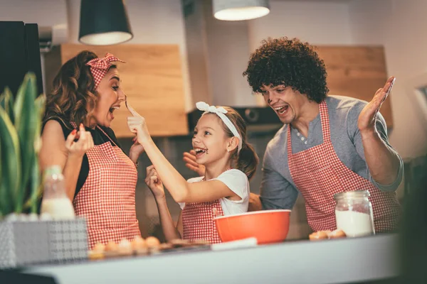 Pais Jovens Com Filha Que Prepara Massa Farinha Bolos Cozinha — Fotografia de Stock