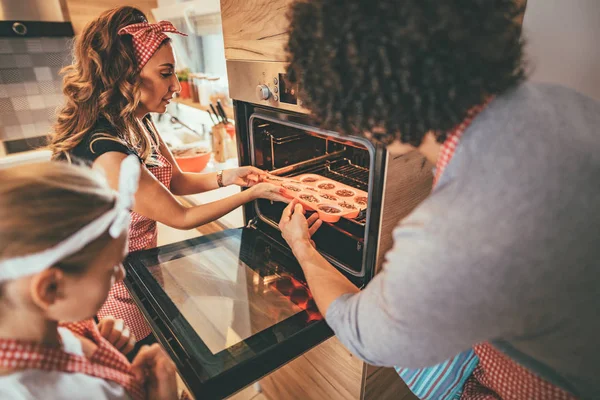 Happy Parents Daughter Putting Cookies Oven Bake — Stock Photo, Image